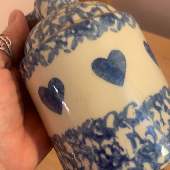 Gerald Henn blue heart Spongeware stoneware pottery soap-dispenser - Picture 5 of 10